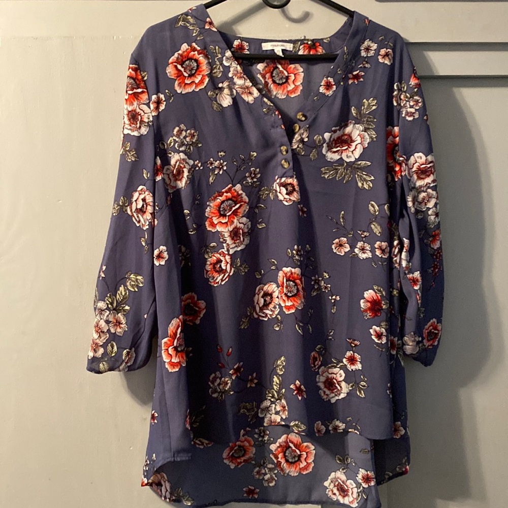 Woman’s size 1 Maurice’s top